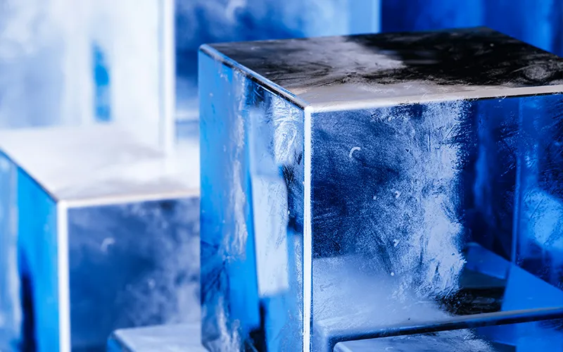 Исследователи создали новый лед XXI под экстремальным давлением и заморозкой за микросекунды.